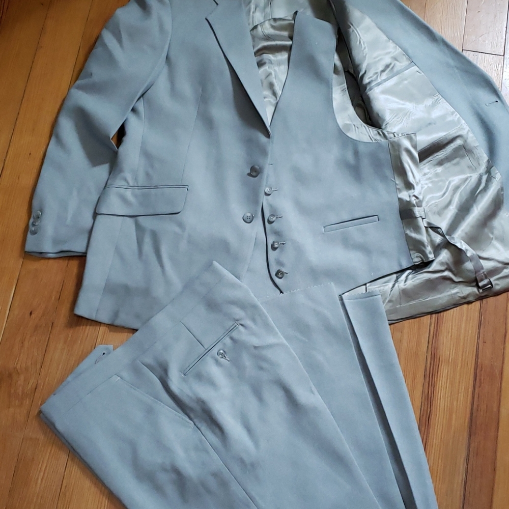 3 Piece suit. 43W37